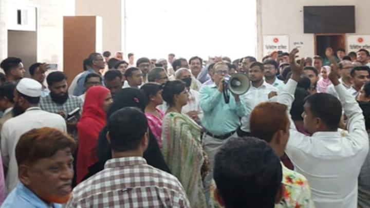 বিভিন্ন দাবিতে সচিবালয়ে কর্মচারীদের বিক্ষোভ