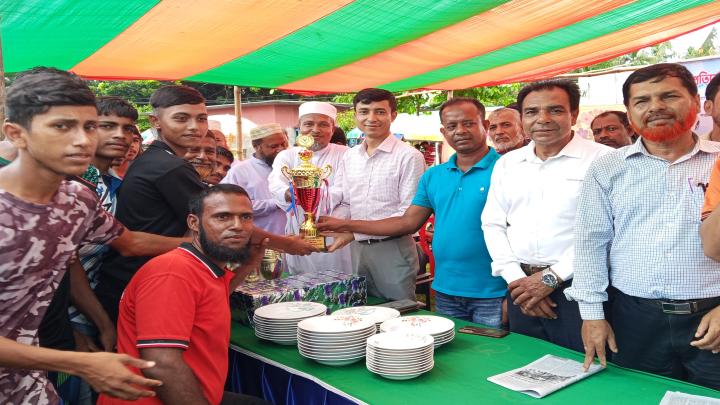 কয়রায় গ্রীষ্মকালীন  ক্রীড়া প্রতিযোগিতায় বিজয়ীদের মাঝে পুরুষ্কার বিতরন