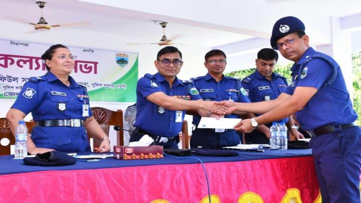 ভালো কাজের স্বীকৃতি স্বরূপ পুরস্কারে ভূষিত হলেন ওসি শাহিন রেজা