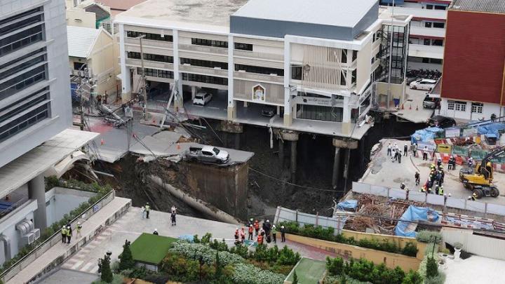 হঠাৎ করে ফেঁটে গেল রাস্তা, তৈরি হলো ১৬০ ফুট গভীর গর্ত