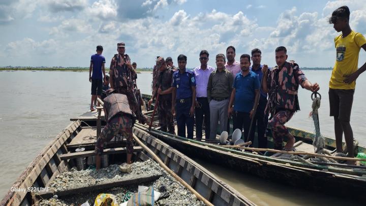 পাথর উত্তোলন বন্ধে তিস্তা নদীতে প্রশাসনের অভিযান,১৩টি নৌকা ও বিভিন্ন যন্ত্রাংশ বিনষ্ট
