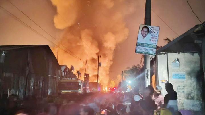 গাজীপুরে ঝুটের গুদামে আগুন, নিয়ন্ত্রণে ফায়ার সার্ভিসের ৫ ইউনিট