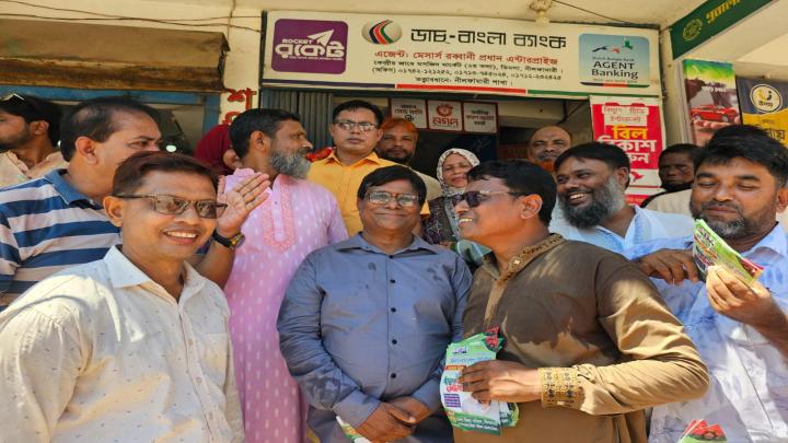 নীলফামারীর ডিমলায় ধানের শীষ প্রতীকে ভোট চেয়ে লিফলেট বিতরণ