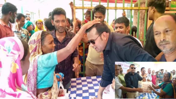 পাঁচবিবিতে শারদীয় দুর্গোৎসবে উপহার দিলেন মেয়র প্রার্থী শামীম হোসেন