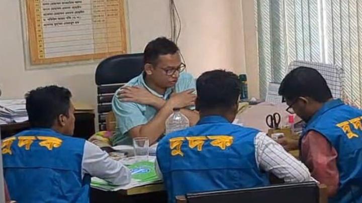 এসএসসির ফল জালিয়াতির অভিযোগ, চট্টগ্রাম বোর্ডে দুদকের অভিযান