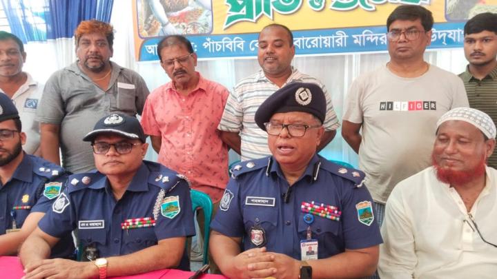 পাঁচবিবির বিভিন্ন পুজামণ্ডপ পরিদর্শনে ডিআইজি শাহজাহান হোসেন