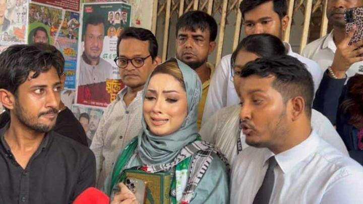 পাসপোর্ট ফেরত দেননি আদালত, অঝোরে কাঁদলেন মেঘনা আলম