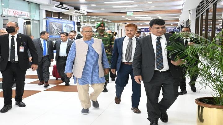 ঢাকার পথে প্রধান উপদেষ্টা