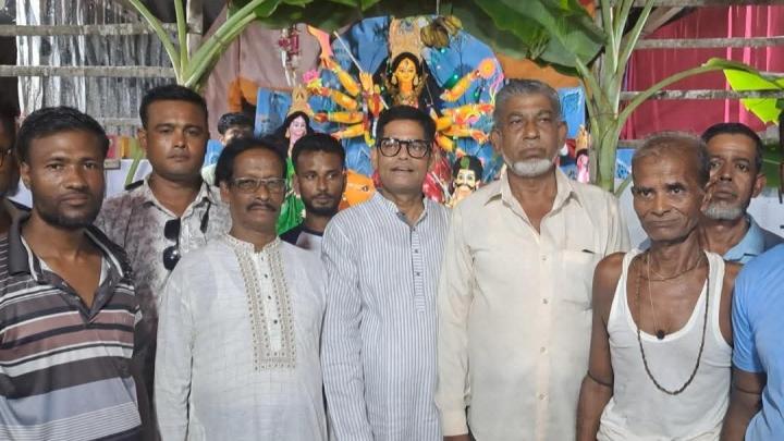 পূজামণ্ডপ পরিদর্শনে  বিএনপি নেতা মনিরুল হক ফরাজী