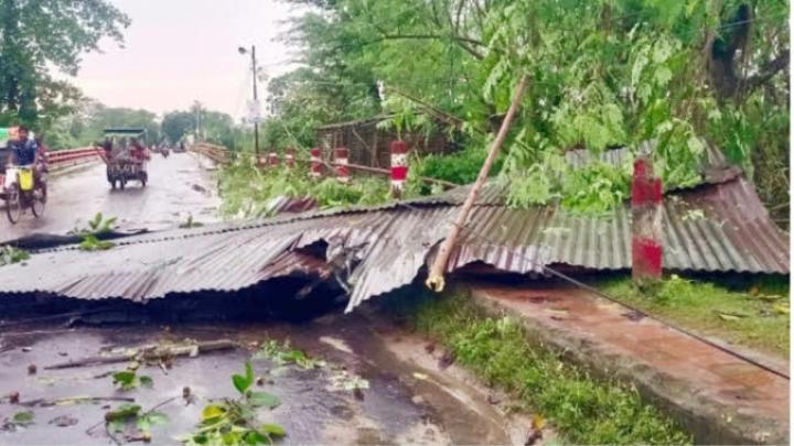 নওগাঁয় ঝড়ের তাণ্ডবে ঘরবাড়ি-ফসল লন্ডভন্ড, বজ্রপাতে এক জেলের মৃত্যু