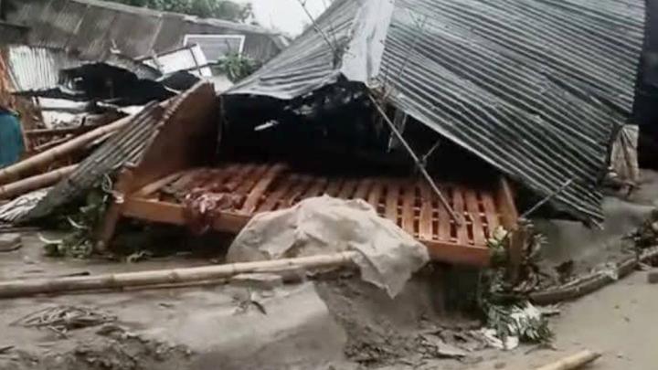 রংপুরে ঘূর্ণিঝড়ে লণ্ডভণ্ড ১২ শতাধিক ঘরবাড়ি, আহত ৫