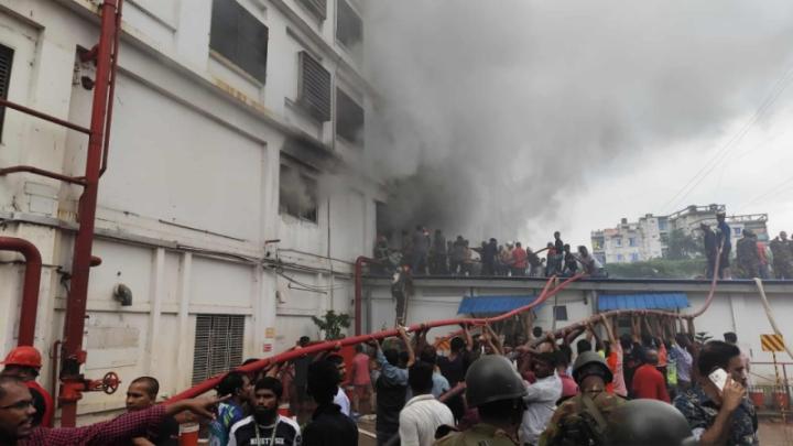 আশুলিয়ায় পোশাক কারখানায় অগ্নিকাণ্ড, নিয়ন্ত্রণে ৯ ইউনিট