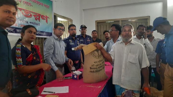 কালীগঞ্জে ঝড়ে ক্ষতিগ্রস্তদের মাঝে ত্রাণ বিতরণ