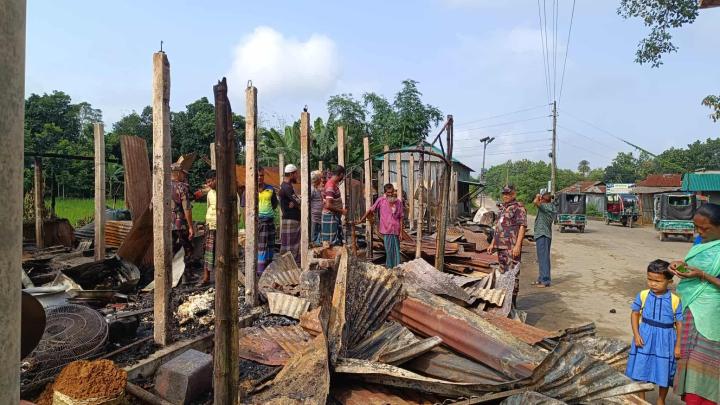 শেরপুরে আগুনে পুড়ল ৫ টি দোকান