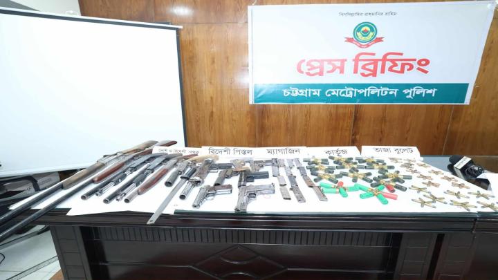 পাঁচলাইশ থানা পুলিশের যৌথ অভিযানে অস্ত্র ও মাদকসহ তিনজন আসামী গ্রেফতার