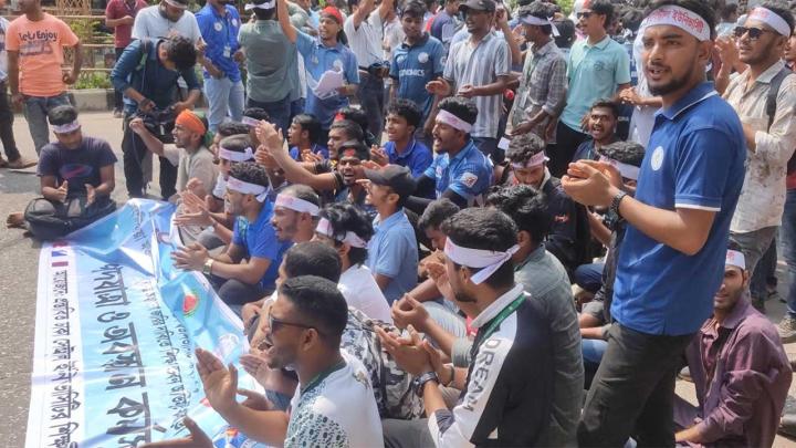 দাবি না মানা পর্যন্ত সড়ক ছাড়বে না সাত কলেজ শিক্ষার্থীরা