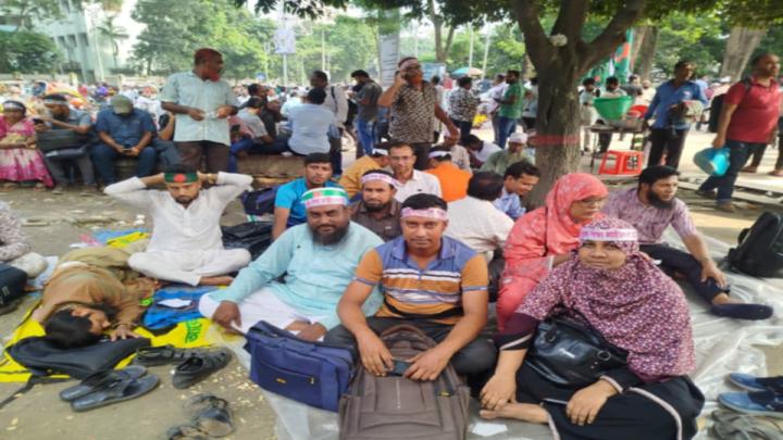 কঠোর অবস্থানে এমপি ভুক্ত শিক্ষকগন, দাবি আদায় না হওয়া পর্যন্ত শ্রেণিকক্ষে ফিরবেন না