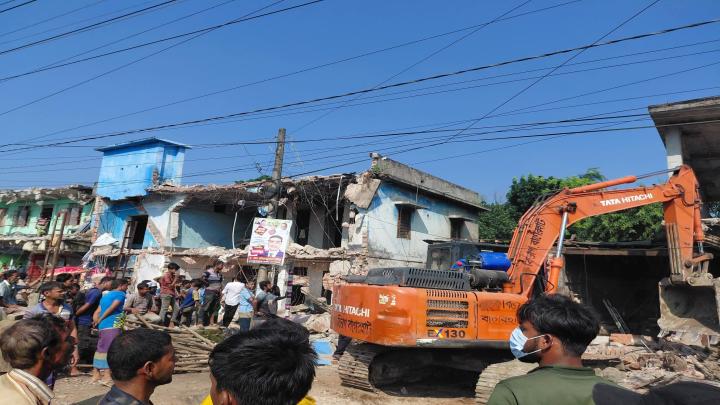 শ্যামনগরে আঞ্চলিক মহাসড়কের দুই পাশের অবৈধ স্থাপনা উচ্ছেদে