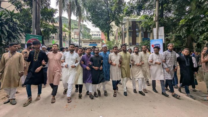 গাজীপুরে ১৩ বছরের শিশু ধর্ষণের প্রতিবাদে জবি শিক্ষার্থীদের বিক্ষোভ