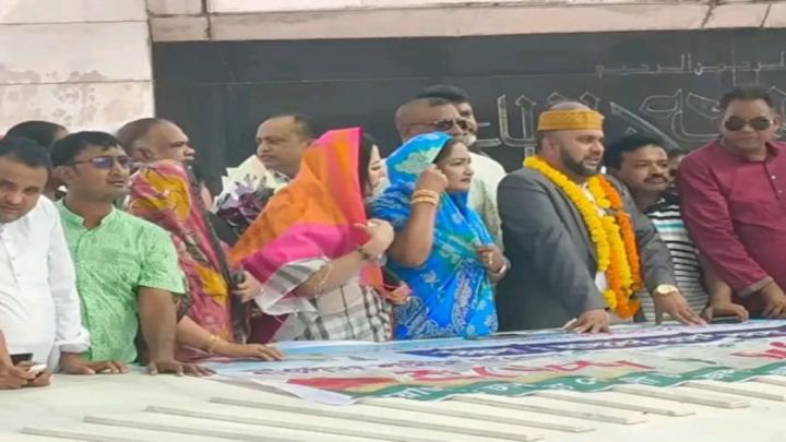 দীর্ঘ ১৭ বছর প্রবাস জীবন শেষে  দেশে এসে জিয়ার মাজার জিয়ারত