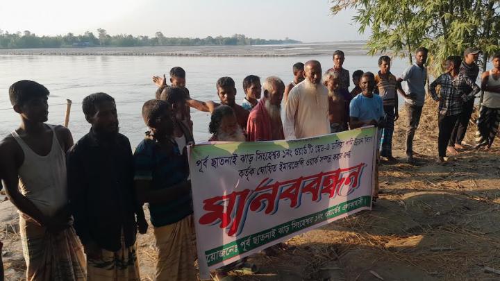ডিমলায় তিস্তার ঝুকিপূর্ণ টি-বাঁধটির কাজ দ্রুত সম্পন্ন করার দাবিতে মানববন্ধন