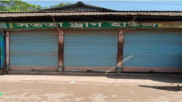 শেরপুরে কম মুনাফায় ওষুধ বিক্রিতে ফার্মেসি বন্ধ, সমিতির সিদ্ধান্তে সমালোচনার ঝড়