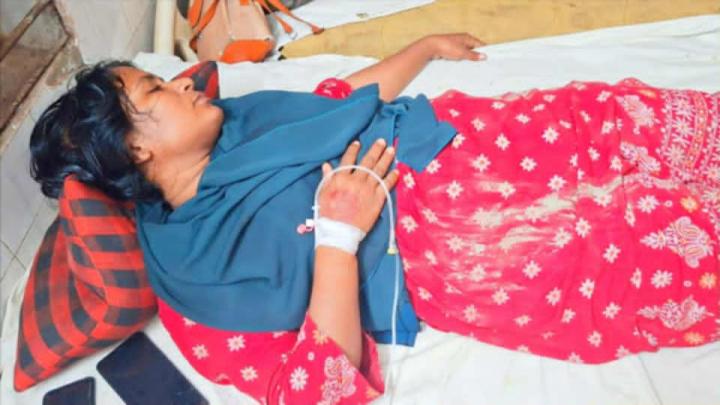 বরগুনায় নারীকে মারধর ঘর ভাঙচুর স্বর্ণালঙ্কার লুটের অভিযোগ
