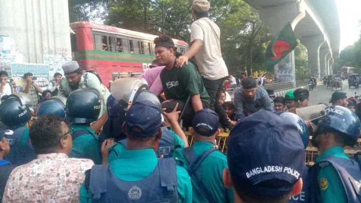 যমুনায় যেতে চান প্রতিবন্ধী গ্র্যাজুয়েটরা, শাহবাগে আটকে দিলো পুলিশ