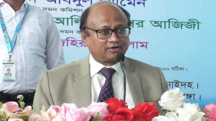দুর্নীতিবাজদের অনেকে রাজনীতিবিদদের দ্বারা লালিত হয় : দুদক চেয়ারম্যান