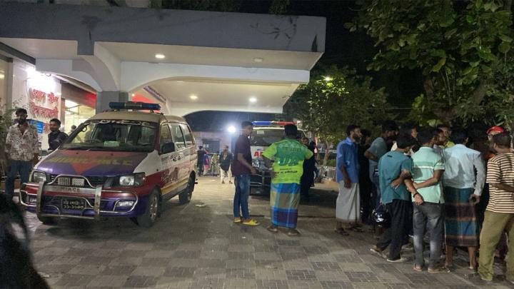 চট্টগ্রামে গভীর রাতে গোলাগুলিতে নিহত ১, গুলিবিদ্ধ অনেকে চট্টগ্রামে গভীর রাতে গোলাগুলিতে নিহত ১, গুলিবিদ্ধ অনেকে
