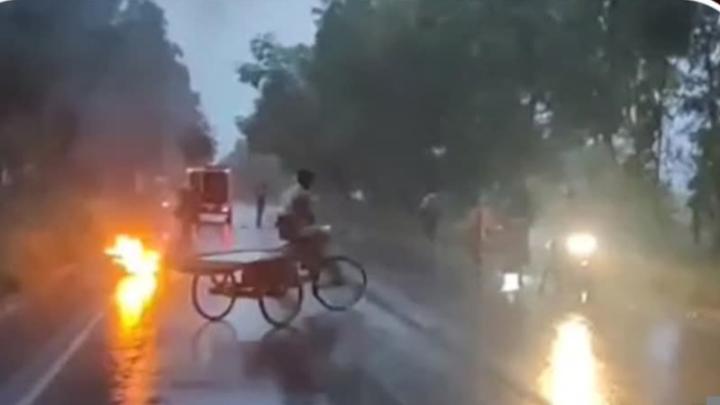 রাজশাহীর মোহনপুরে ট্রাক মোটরসাইকেল সংঘর্ষ বাইকে আগুন, নিহত ১