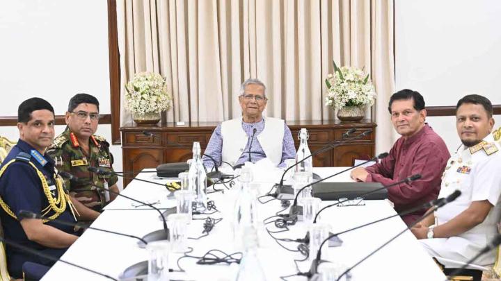 প্রধান উপদেষ্টার সঙ্গে তিন বাহিনী প্রধানের সাক্ষাৎ