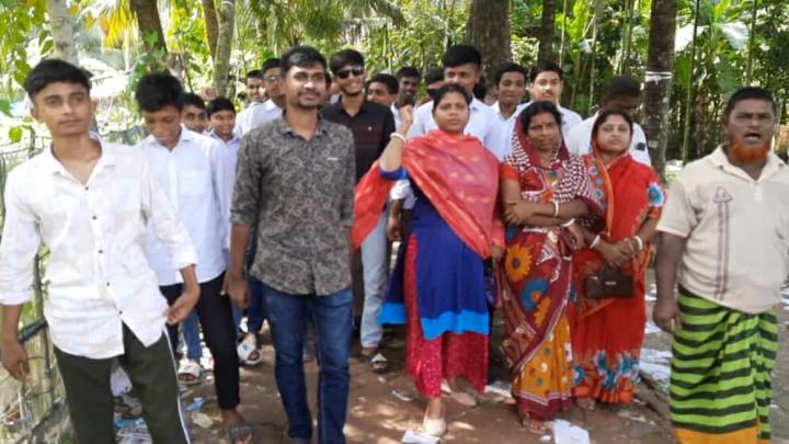 রামপালে শিক্ষককে হুমকি ও হয়রানির বিরুদ্ধে বিক্ষোভ