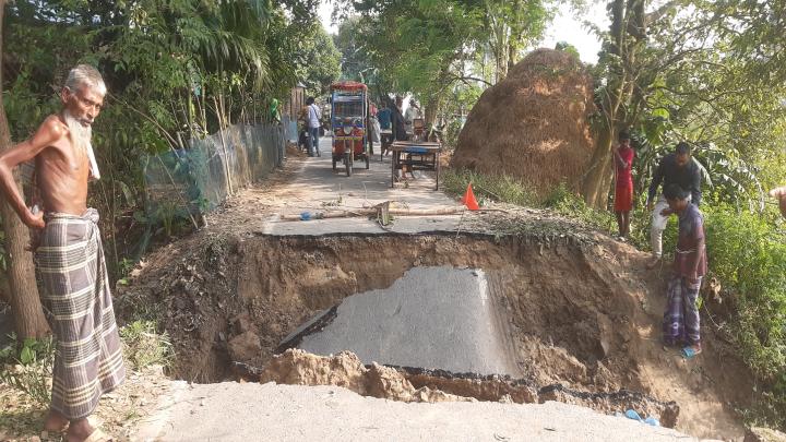 আত্রাই-সিংড়ার বেরি বাঁধ কাম পাকা সড়ক