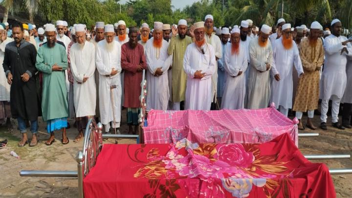 কয়রায় স্বামীর লাশ নিয়ে বাড়ি ফেরার পথে স্ত্রীর মৃত্যু