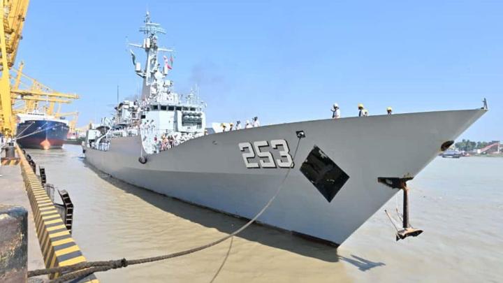 চট্টগ্রাম বন্দরে পাকিস্তান নৌবাহিনীর জাহাজ