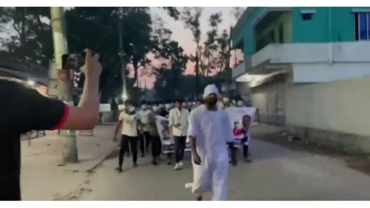 কাফনের কাপড় জড়িয়ে নিষিদ্ধ ছাত্রলীগের ঝটিকা মিছিল