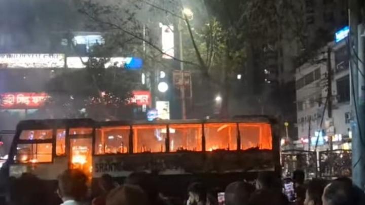ধানমন্ডির ল্যাবএইড হাসপাতালের সামনে বাসে আগুন