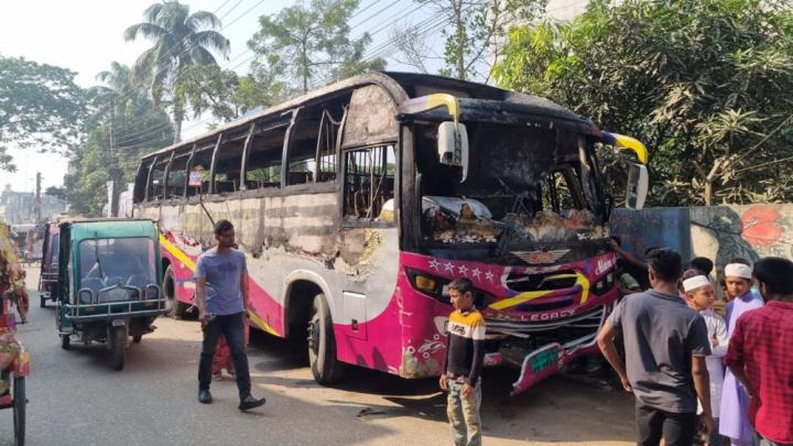 ফুলবাড়িয়ায় মধ্যরাতে বাসে আগুন, ঘুমন্ত চালক পুড়ে অঙ্গার