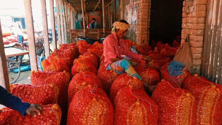 মাগুরায় চড়া পেঁয়াজের বাজার, এক সপ্তার ব্যবধানে একশ দশ