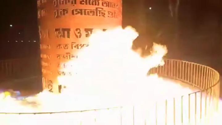‘দে’ বলতেই জুলাই শহীদ স্মৃতিস্তম্ভে আগুন দেয় দুর্বৃত্তরা