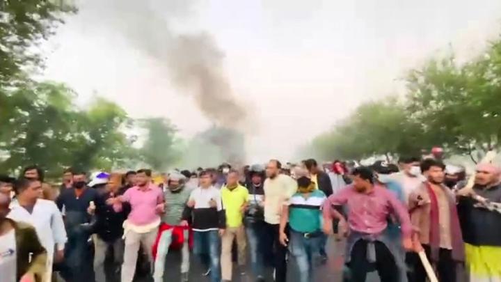 পদ্মা সেতুর সামনে এক্সপ্রেসওয়ে অবরোধ, ট্রাকে আগুন, যানবাহন চলাচল বন্ধ