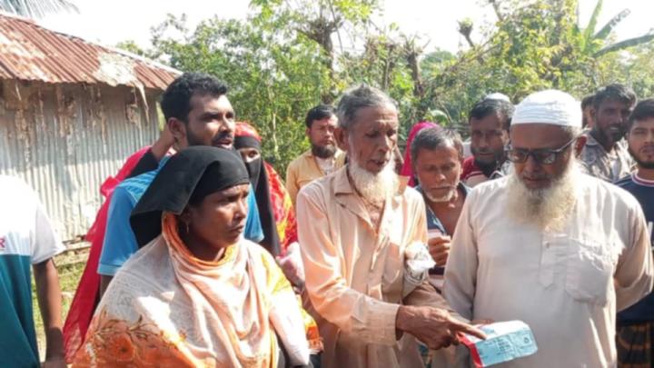 আমতলীতে খাদ্য বান্ধব কর্মসুচীর চাল বিতরনে অনিয়ম, ওজনে কম দেয়ার অভিযোগ