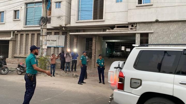 বাসায় ঢুকে বিচারকের ছেলেকে কুপিয়ে হত্যা, স্ত্রী জখম