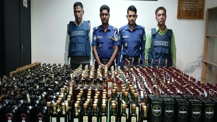 ঝিনাইগাতী সীমান্তে পুলিশের অভিযানে ৪৮৯ বোতল ভারতীয় মদ জব্দ!