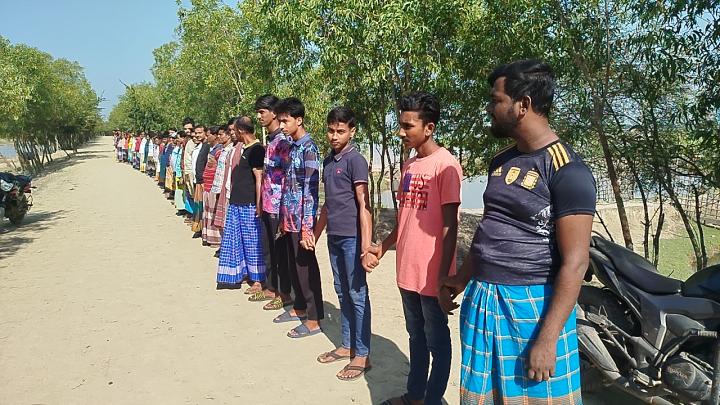 ডেমা ইউনিয়নের খেগড়াঘাট এলাকায় স্লুইস গেট নির্মাণের দাবিতে মানববন্ধন