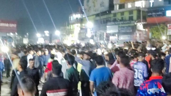 হাফ ভাড়া নিয়ে শ্রমিক-শিক্ষার্থী সংঘর্ষ, অর্ধশতাধিক বাস ভাঙচুর