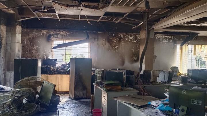 মানিকগঞ্জে ইসলামী ব্যাংকে আগুন