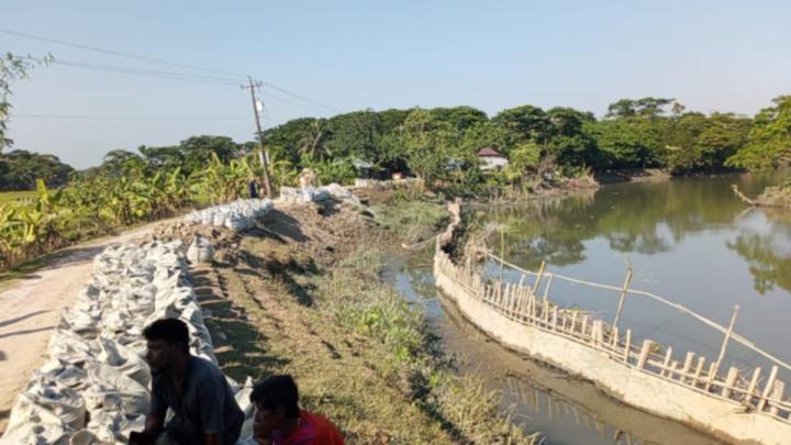আমতলীতে বন্যা নিয়ন্ত্রণ বাঁধে জিওব্যাগ তৈরির কাজে অনিয়মের অভিযোগ