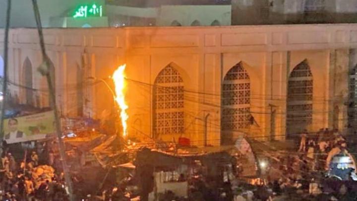 বায়তুল মোকাররমের সামনে বৈদ্যুতিক খুঁটিতে আগুন, পুড়ল ফুটপাতের দোকান